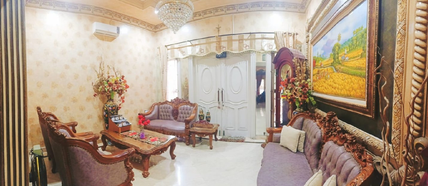 Rumah Mewah di Gayungsari Ada Kolam Renang Furnish Dekat Icon Mall