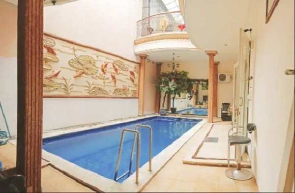 Rumah Mewah di Gayungsari Ada Kolam Renang Furnish Dekat Icon Mall