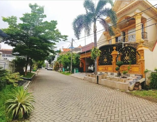 Rumah Mewah di Gayungsari Ada Kolam Renang Furnish Dekat Icon Mall