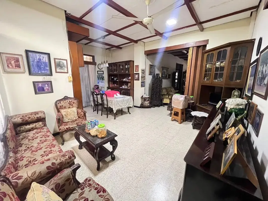Rumah Cocok Untuk Tempat Usahai di Jalan RA Kartini Surabaya