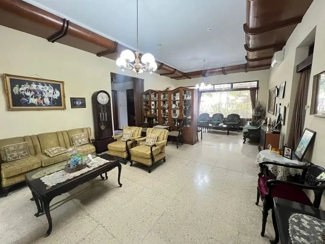 Rumah Cocok Untuk Tempat Usahai di Jalan RA Kartini Surabaya