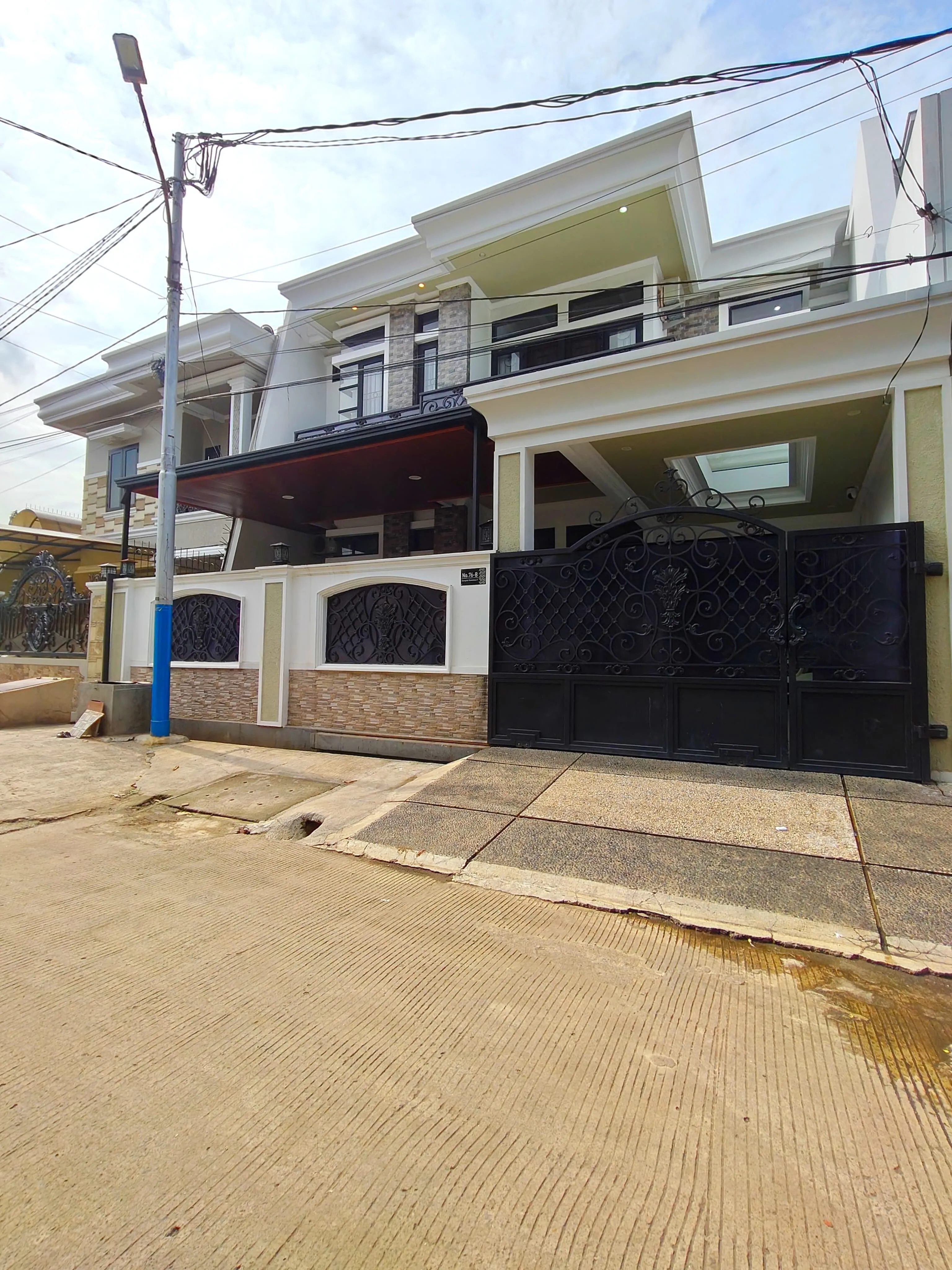 Rumah full furnish 2 lantai siap huni di komplek duren sawit jakarta