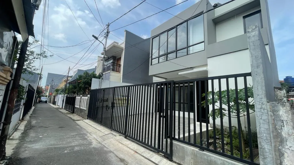 Rumah baru 2 lantai siap huni di tebet jakarta selatan