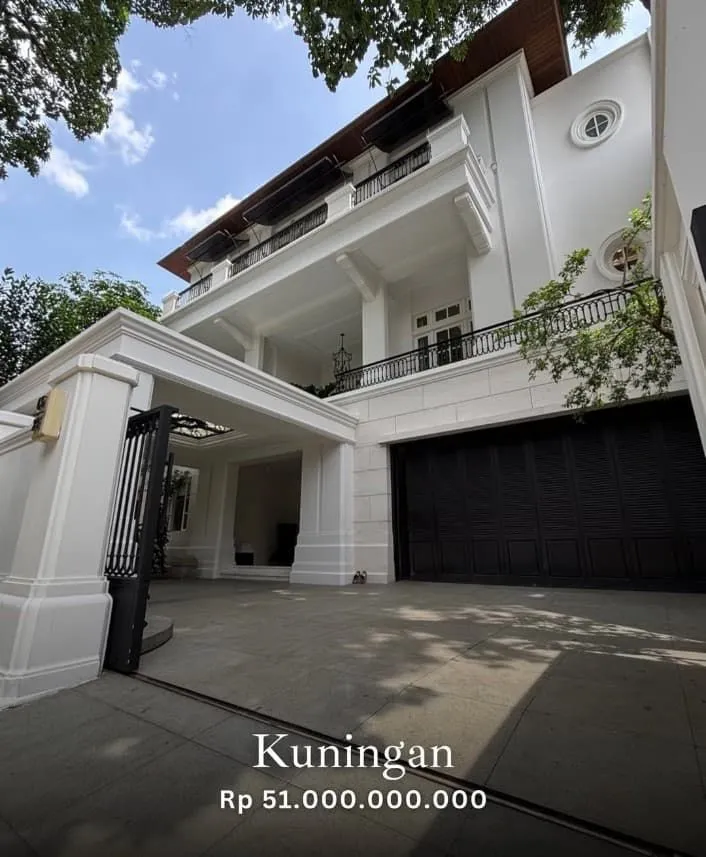 Rumah mewah 3 lantai design classic kokoh di kuninngan jakarta selatan