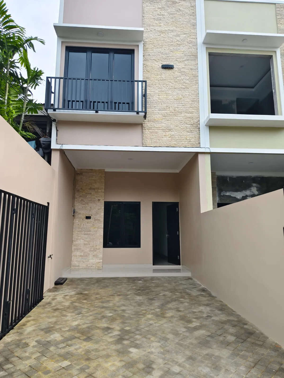 Rumah baru 2 lantai siap huni strategis di tengah kota jakarta pusat