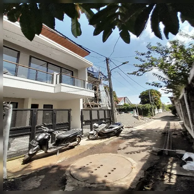 Rumah dijual 2,5 Floor at Kahfi 1 Jagakarsa Jaksel