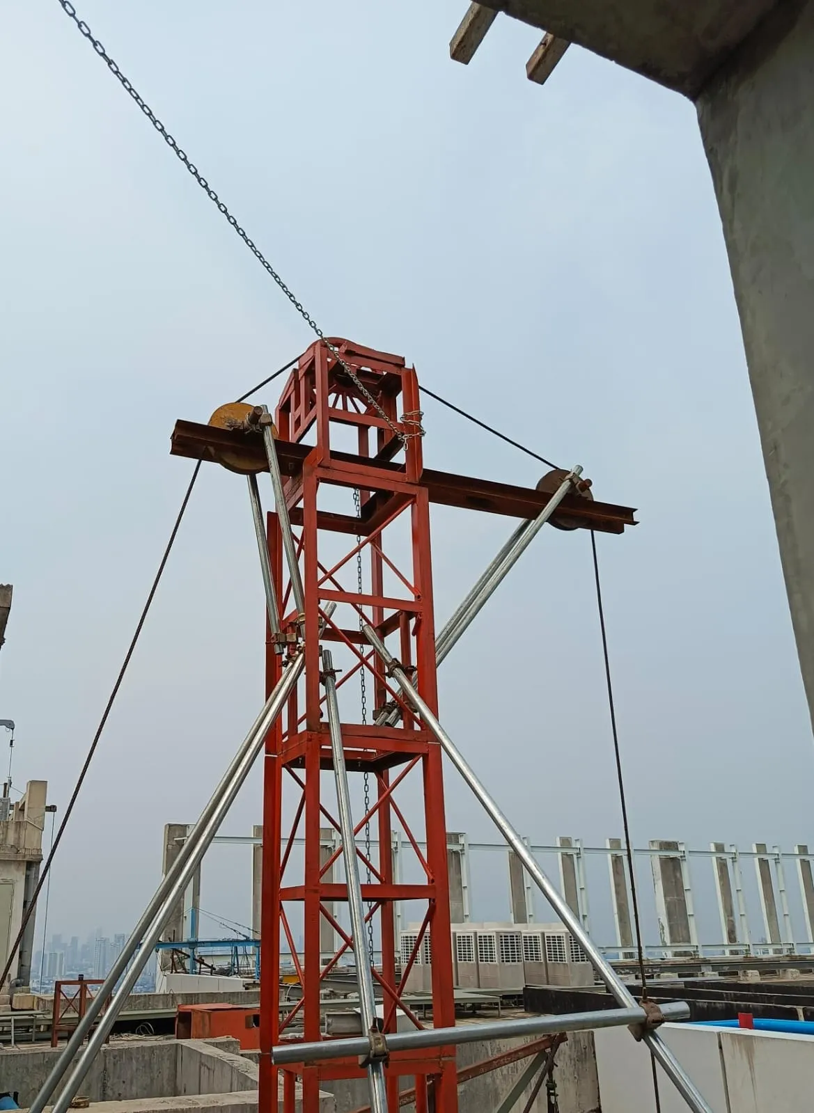 Sewa Hoist Crane Malang Ketinggian 30m Lebih Kapasitas 1-2 Ton