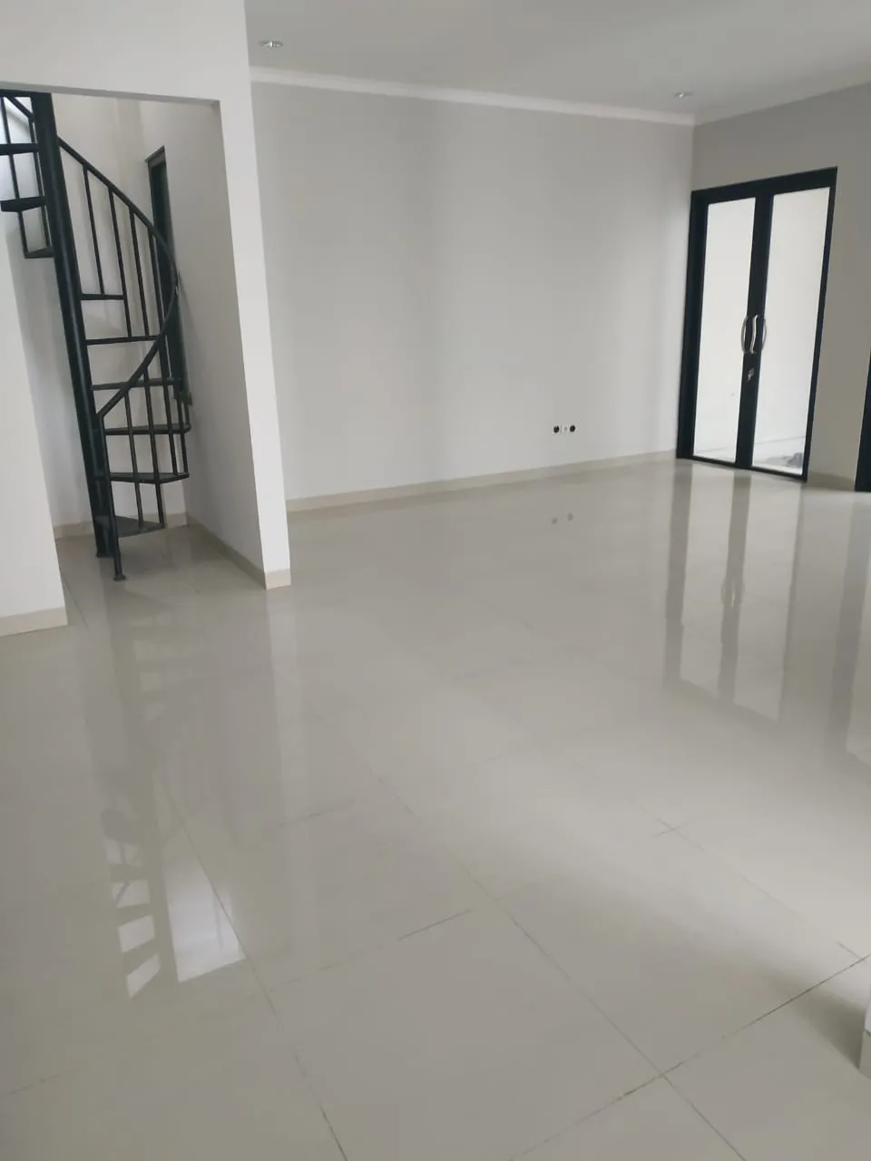 Rumah baru 2 lantai siap huni di tebet jakarta selatan
