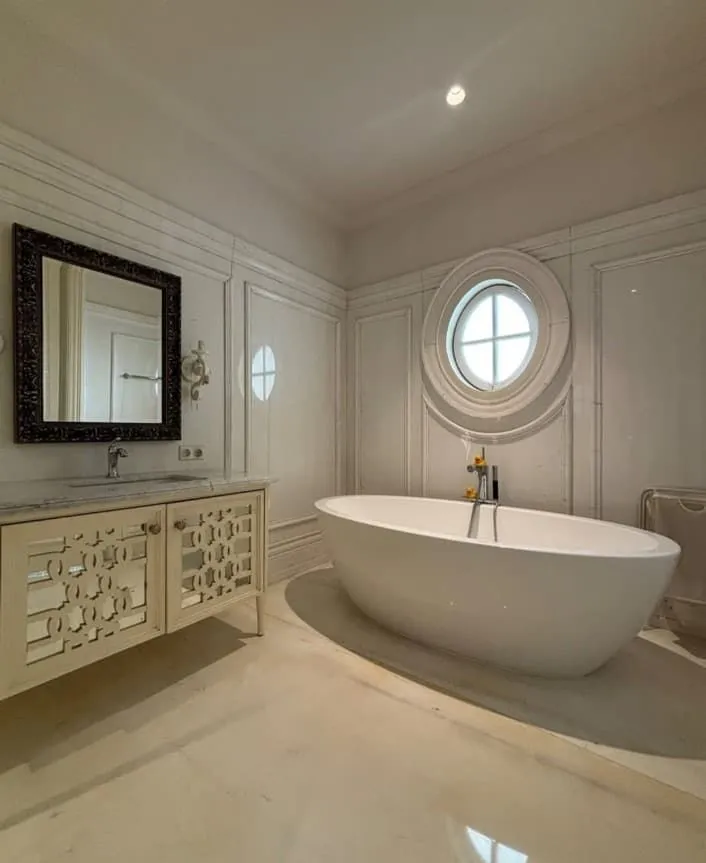 Rumah mewah 3 lantai design classic kokoh di kuninngan jakarta selatan