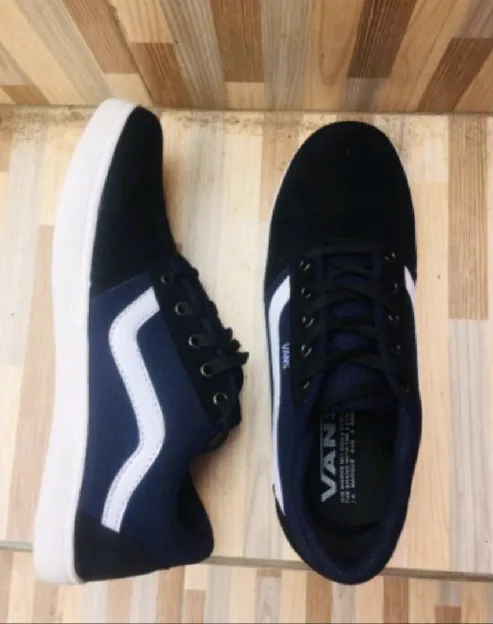 Sepatu sneaker pria van old