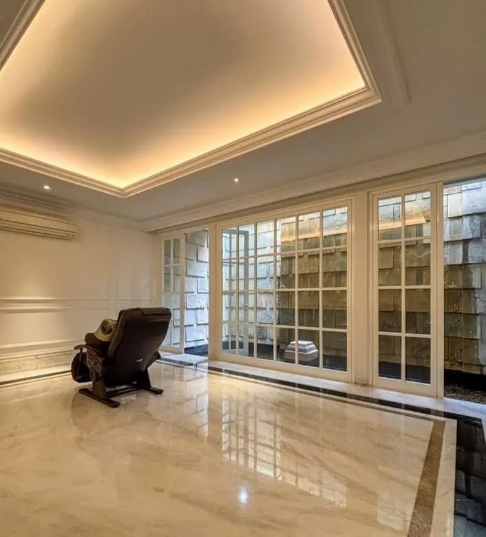 Rumah mewah 3 lantai design classic kokoh di kuninngan jakarta selatan
