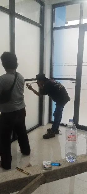 pasang sticker kaca sandblast depok