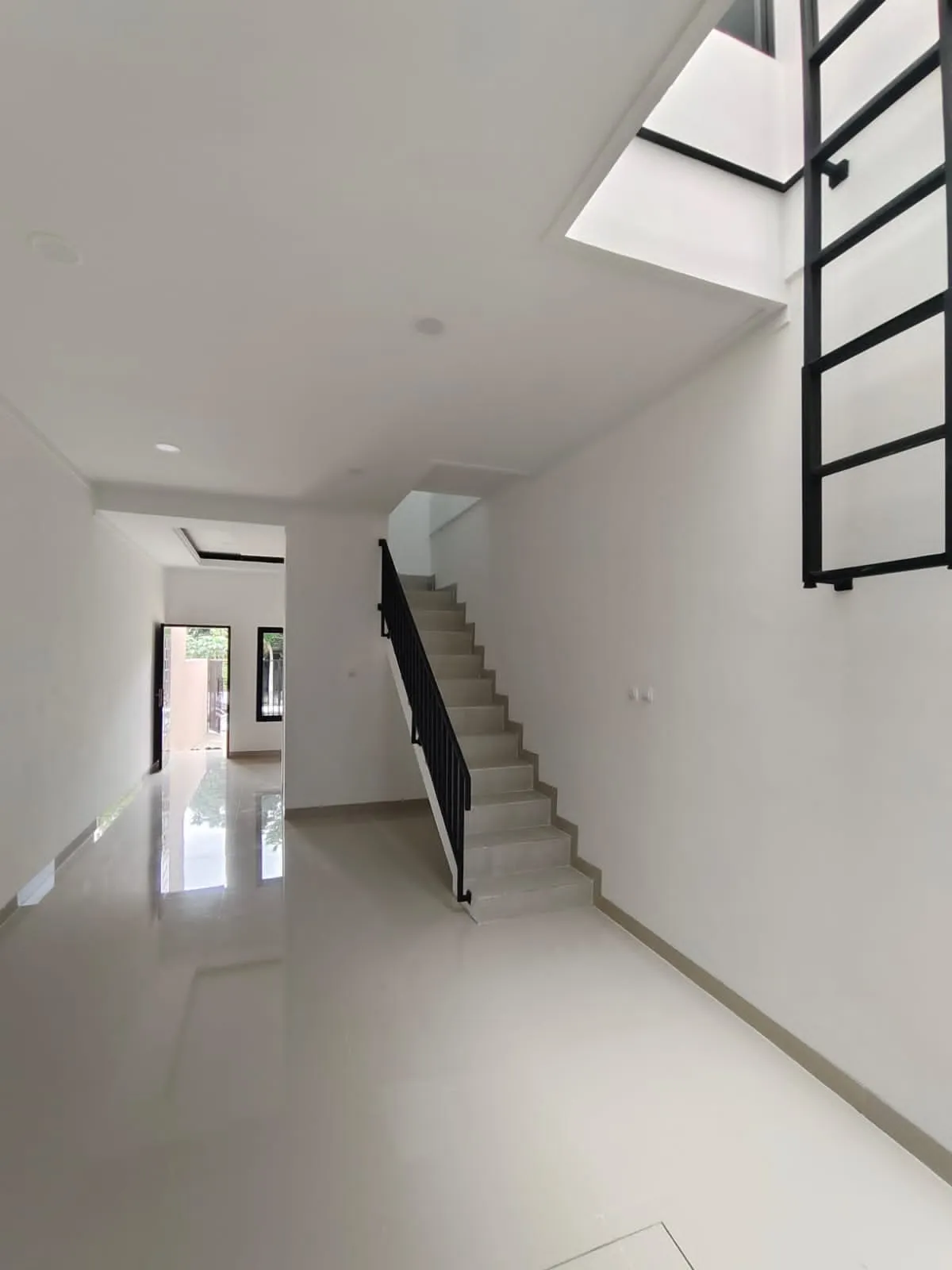 RUmah baru siap huni 2 lantai lokasi premium di cempaka putih jakarta pusat