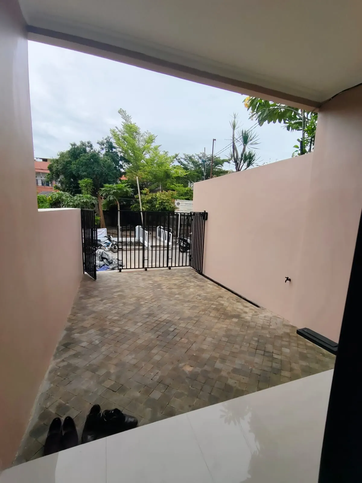 Rumah baru 2 lantai siap huni strategis di tengah kota jakarta pusat