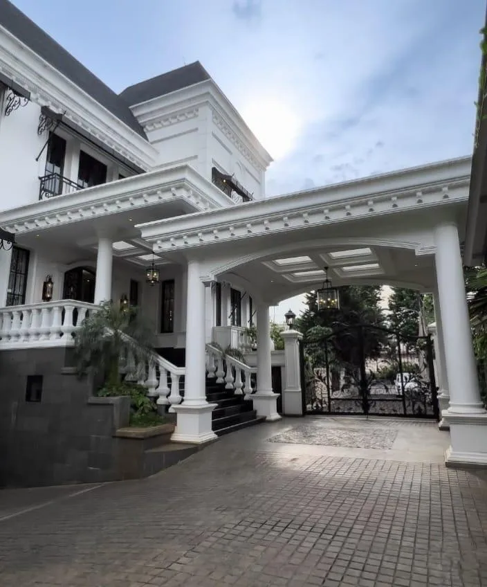 Rumah mewah siap huni american style di kemang jakarta selatan