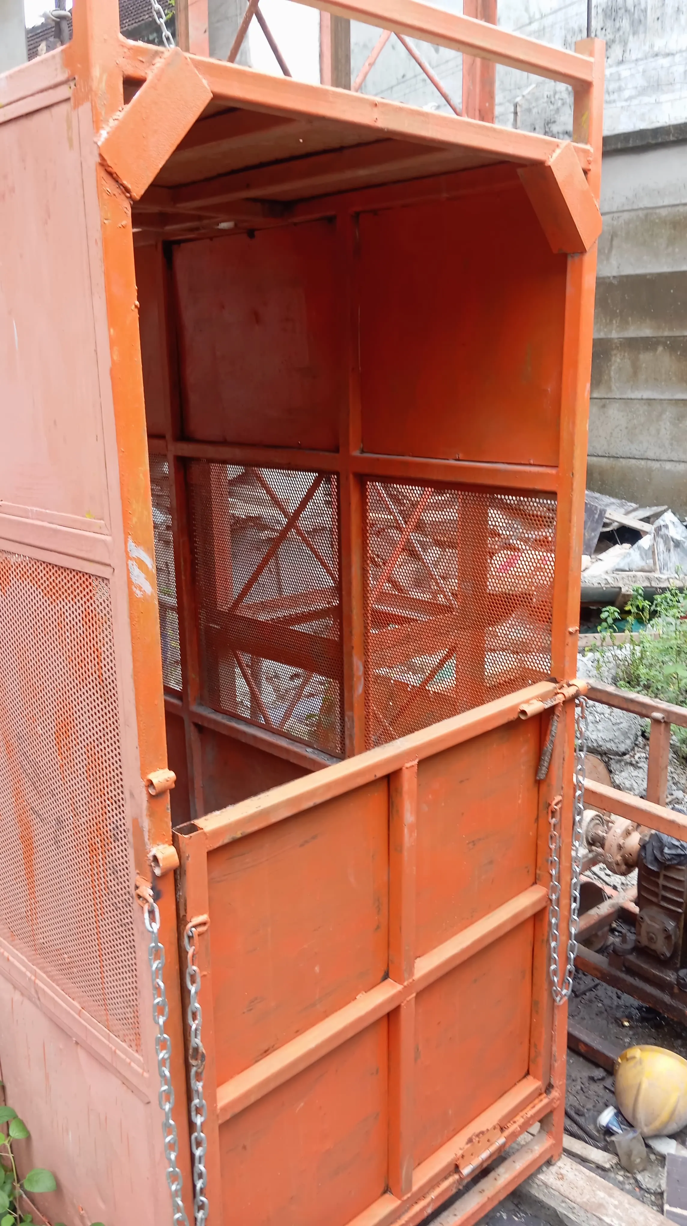 Sewa Passenger Hoist Malang Kapasitas 1-4 Ton Single Cabin Double Cabin