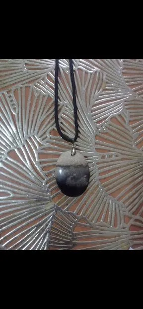 liontin batu