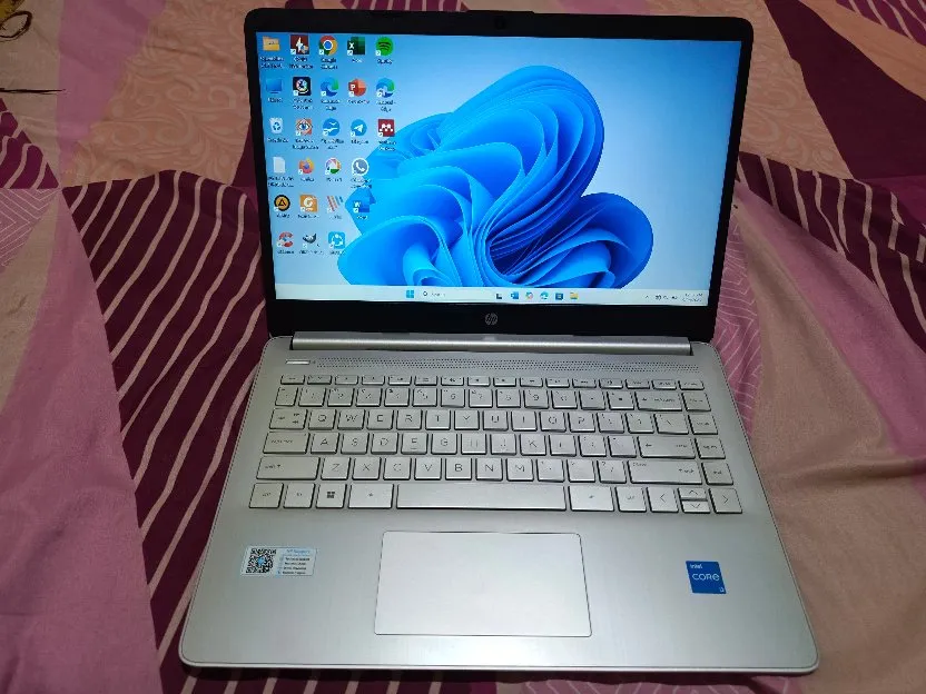 Jual laptop merk HP second baru sebulan pemakaian..