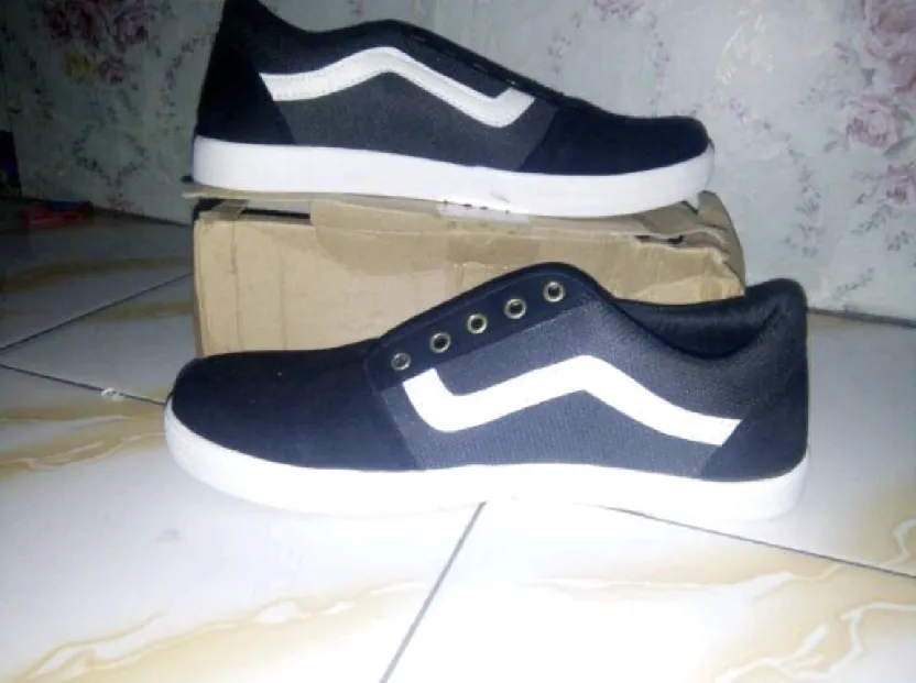 Sepatu sneaker pria van old