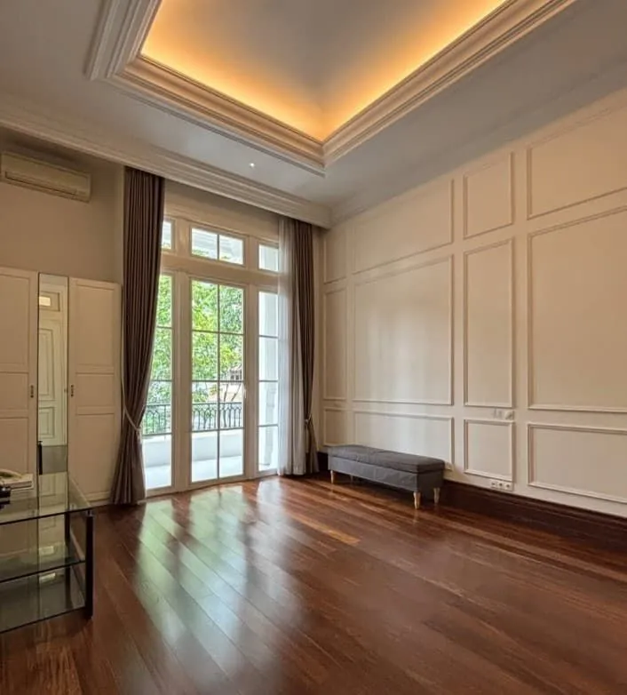 Rumah mewah 3 lantai design classic kokoh di kuninngan jakarta selatan