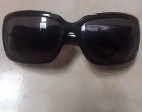 Kaca Mata Hitam Guess