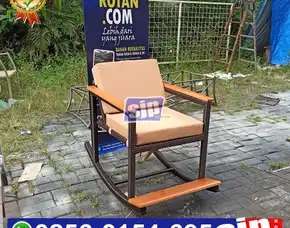 Pengrajin Kursi Goyang Rotan Sintetis