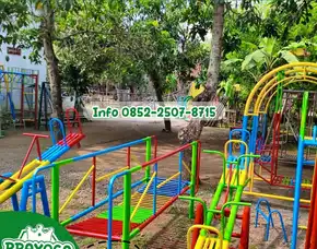 Gambar Ayunan Besi Sederhana Dan Mainan Playground Kec Petang Badung