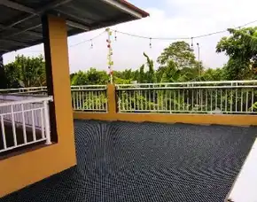 Dekorasi Rumah Lantai Untuk Arena Bersantai Keluarga Pasang Rumput Sintetis